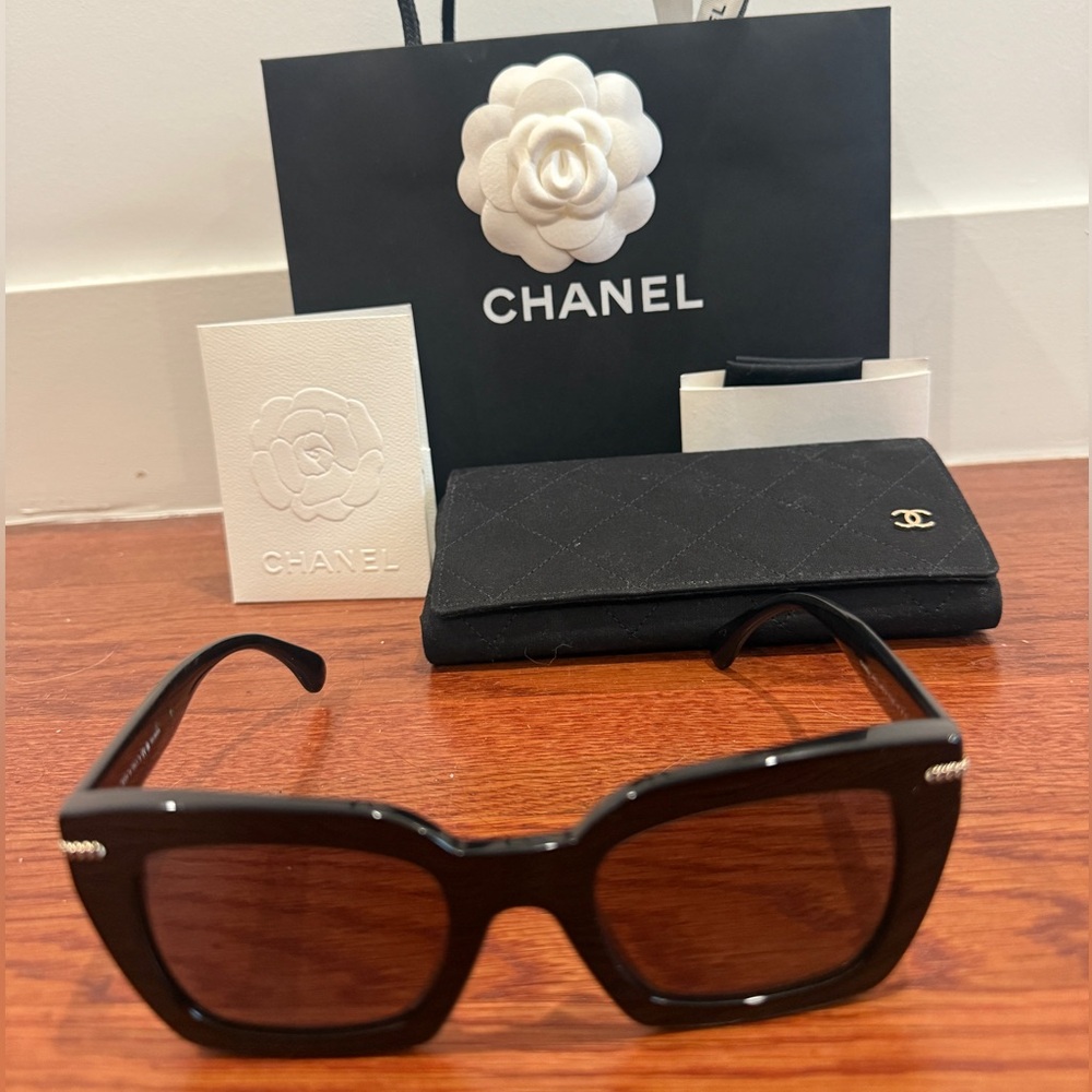 CHANEL Elegant Black Sunglasses